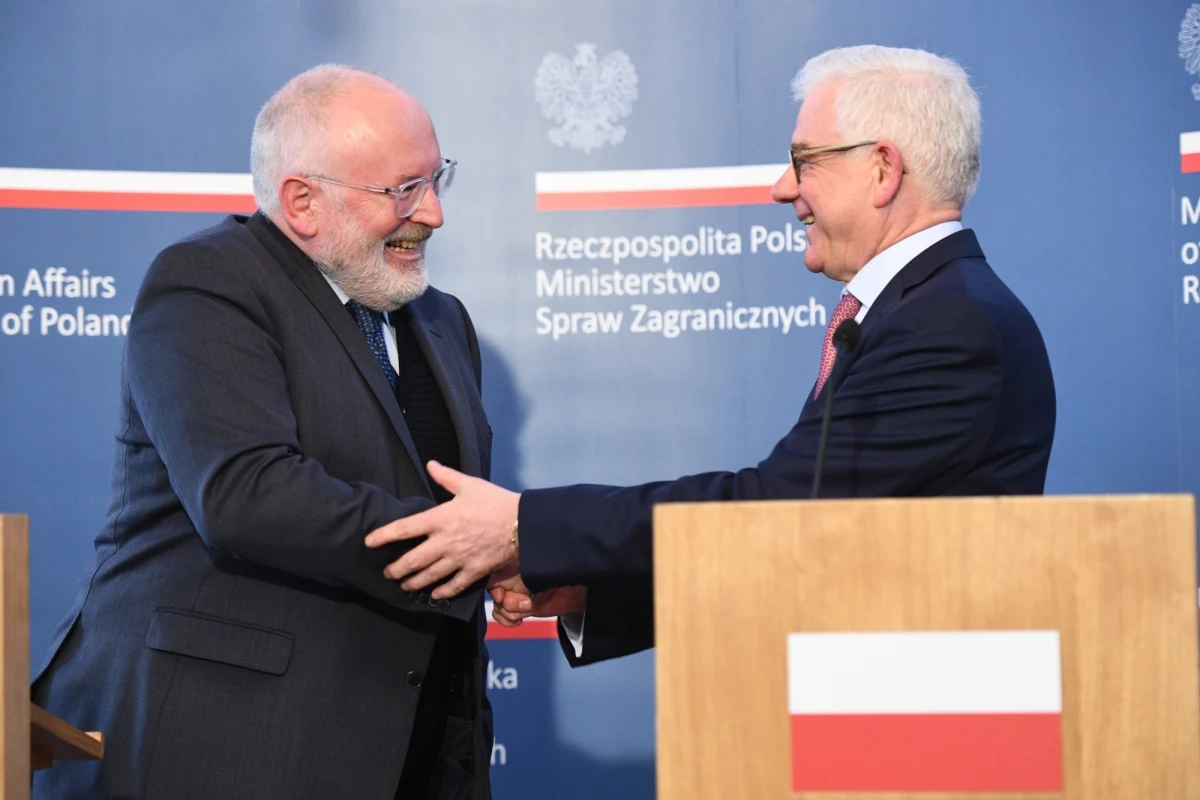 ​Wiceprzewodniczący Komisji Europejskiej Frans Timmermans zamieścił na Twitterze wpis po polsku i po angielsku, dając wyraz zadowoleniu ze swoich poniedziałkowych rozmów w Warszawie.