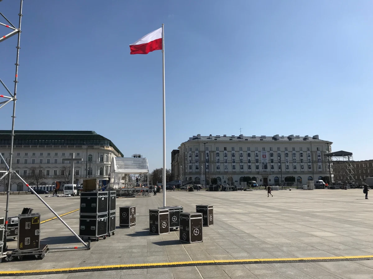 Z dużymi utrudnieniami w ruchu muszą radzić sobie dzisiaj mieszkańcy Warszawy. W związku z uroczystościami 8. rocznicy katastrofy smoleńskiej wiele ulic, placów i parkingów jest wygrodzonych i całkowicie zamkniętych dla ruchu: zarówno samochodowego, jak i pieszego.