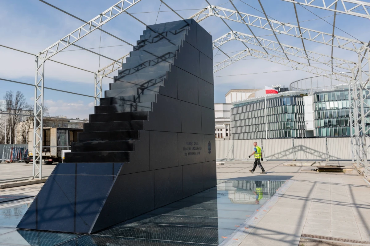 Przy budowie pomnika ofiar tragedii smoleńskiej pracowało kilkuset specjalistów; powstał rekordowo szybko - powiedział PAP kierownik budowy Jacek Brzozowski, tuż przed oficjalną uroczystością odsłonięcia monumentu 10 kwietnia.