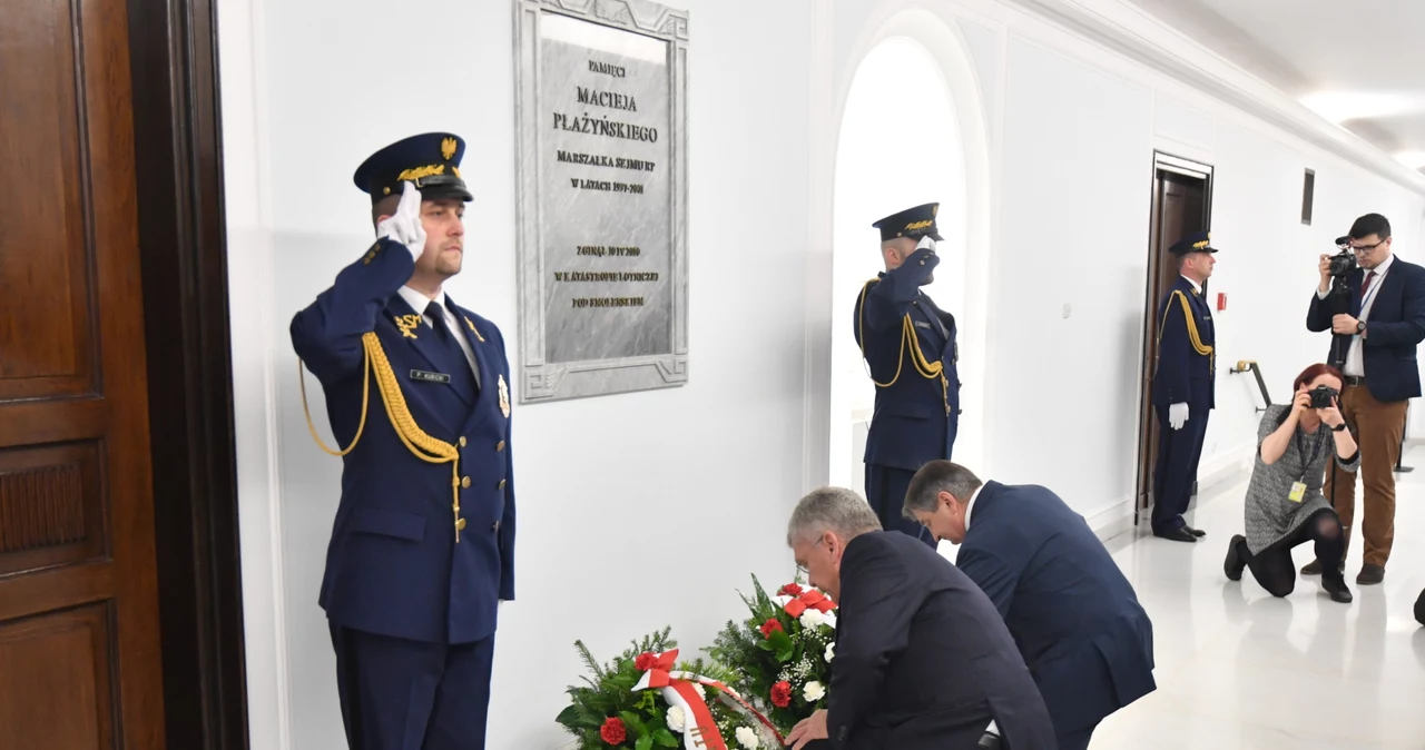 Marszałek Sejmu Marek Kuchciński i marszałek Senatu Stanisław Karczewski złożyli wieńce pod tablicą upamiętniającą marszałka Sejmu III kadencji Macieja Płażyńskiego