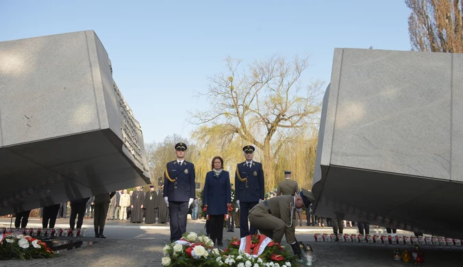 Uroczystości smoleńskie na warszawskich Powązkach 