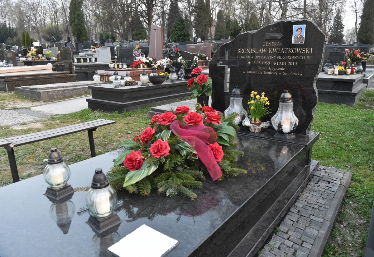 Za każdym razem przekazywał na aukcję charytatywną różne pamiątki. Do historii przeszedł jego dar z roku 2009, kiedy to przyniósł, a raczej przytargał ze sobą ogromny dywan przywieziony z Afganistanu. Wszyscy chcieli go nabyć. Po bardzo emocjonującej aukcji dywan został sprzedany za astronomiczną kwotę prawie 70 tysięcy złotych, co do dziś jest niepobitym rekordem. Generał cieszył się z tego jak dziecko.  