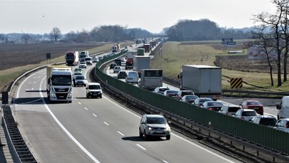 Amerykańscy żołnierze mieli kolizję na A4. Jedna ciężarówka wjechała w drugą