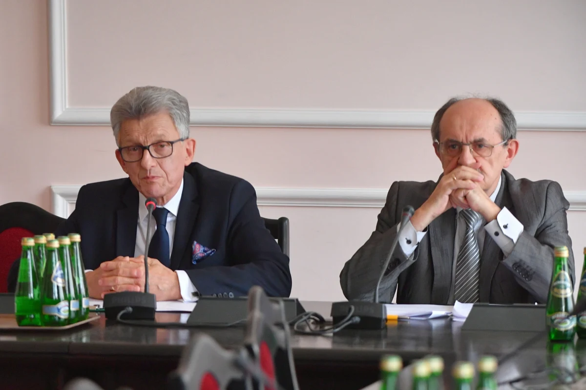 Sejmowa komisja sprawiedliwości pozytywnie zaopiniowała projekt nowelizacji ustawy o Sądzie Najwyższym. Zakłada on wprowadzenie pełnej niezależności finansowej Izby Dyscyplinarnej i ma zabezpieczyć przed ewentualnymi trudnościami w powołaniu nowego I prezesa Sądu Najwyższego. Zdaniem opozycji, projekt posłów PiS to kolejny etap przejmowania kontroli nad sądownictwem. Politycy Nowoczesnej domagali się odroczenia prac, do czasu osiągnięcia kompromisu pomiędzy rządem a Komisją Europejską w sprawie reformy sądownictwa. 

