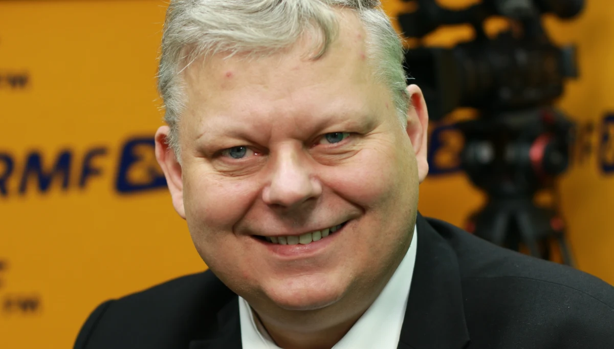 "Nie mam pojęcia" - tak Marek Suski odpowiadał w Porannej rozmowie w RMF FM na pytanie, kiedy będzie ostateczny raport podkomisji Macierewicza. "Trudno powiedzieć, a jak się pojawią jakieś nowe okoliczności? Wciąż nie mamy wraku" - zauważył gość Roberta Mazurka. Według szefa gabinetu politycznego premiera, po dwóch latach rządów PiS, "jesteśmy bliżej prawdy o Smoleńsku. "Wiemy sporo. Wiemy z całą pewnością, że raport Anodiny i Millera nie były prawdziwe. Z powietrza wzięli wyniki. Udowodniliśmy, że to był stek bzdur. Wiemy, że tam nastąpiło coś bardzo dramatycznego, że samolot nie rozpadł się po zderzeniu z brzozą" - mówił Suski. "Prezydent nie zdradził mnie jako wyborcy, ale to rzeczywiście była gorzka pigułka" - tak skomentował prezydenckie weto do ustawy degradacyjnej. "Zawiodłem się" - przyznał. "Gdyby dziś były wybory i był inny kandydat prawej strony (na prezydenta - przyp. red.), to bym głosował na innego kandydata" - stwierdził. Pytany o likwidację wszystkich gabinetów politycznych, zapisaną w   programie wyborczym PiS, Suski przyznał: "Biję się w piersi, jeżeli taki zapis się znalazł, to był niefortunny". "Gabinety polityczne są bardzo skromne, jakbym powiedział, że likwidujemy, to bym powiedział, że moje stanowisko jest niepotrzebne. Jak to mówią - karp nie głosuje za przyspieszeniem wigilii. Skoro jestem w gabinecie politycznym, to nie jestem za ich likwidacją" - przyznał szef gabinetu politycznego premiera.