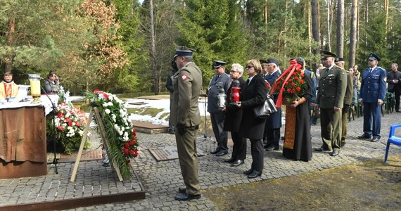 Od uderzenia w Dzwon Katyński na Polskim Cmentarzu Wojennym w Katyniu rozpoczęła się uroczysta msza z udziałem delegacji kierowanej przez ambasadora RP w Moskwie Włodzimierza Marciniaka oraz przedstawicieli smoleńskiej Polonii.