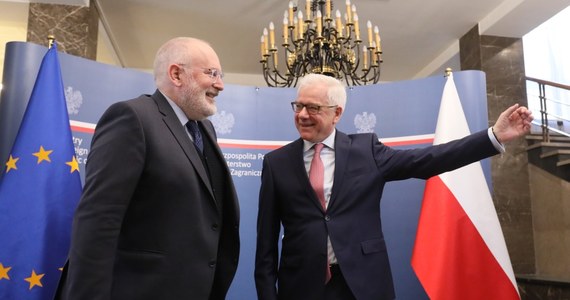 Wiceszef KE Frans Timmermans na środowym posiedzeniu kolegium komisarzy w Brukseli przedstawi wyniki swojej wizyty w Polsce. Według rzecznika KE Margaritisa Schinasa KE będzie uważnie śledzić prace w parlamencie polskim nad ustawami sądowymi.
