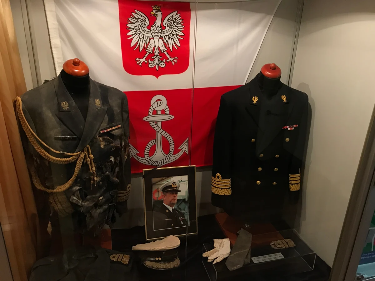 "To dla nas szczególnie ważne miejsce" - tak marynarze z ORP Błyskawica mówią o gablocie poświęconej admirałowi Andrzejowi Karwecie, dowódcy Marynarki Wojennej, który 8 lat temu zginął w katastrofie smoleńskiej. Jest w niej między innymi mundur, który Andrzej Karweta zabrał ze sobą na obchody rocznicy zbrodni katyńskiej.
