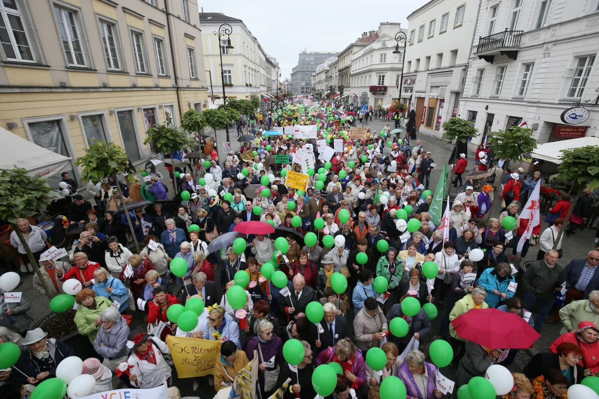 Polacy obok Rumunów najczęściej otrzymują obywatelstwo innego kraju członkowskiego UE - donosi "Dziennik Gazeta Prawna" powołując się na dane Eurostatu. Jednocześnie, zdaniem gazety, jesteśmy na szarym końcu w przyznawaniu obywatelstwa obcokrajowcom. Europejski urząd statystyczny odnotował w 2016 roku rekordową liczbę nowych obywateli UE. Obywatelstwo któregoś z krajów członkowskich otrzymało blisko 995 tys. obcokrajowców. Oznacza to wzrost o prawie jedną piątą w porównaniu do roku poprzedniego.