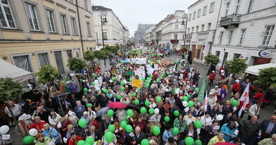 Polacy obok Rumunów najczęściej otrzymują obywatelstwo innego kraju członkowskiego UE - donosi "Dziennik Gazeta Prawna" powołując się na dane Eurostatu. Jednocześnie, zdaniem gazety, jesteśmy na szarym końcu w przyznawaniu obywatelstwa obcokrajowcom. Europejski urząd statystyczny odnotował w 2016 roku rekordową liczbę nowych obywateli UE. Obywatelstwo któregoś z krajów członkowskich otrzymało blisko 995 tys. obcokrajowców. Oznacza to wzrost o prawie jedną piątą w porównaniu do roku poprzedniego.