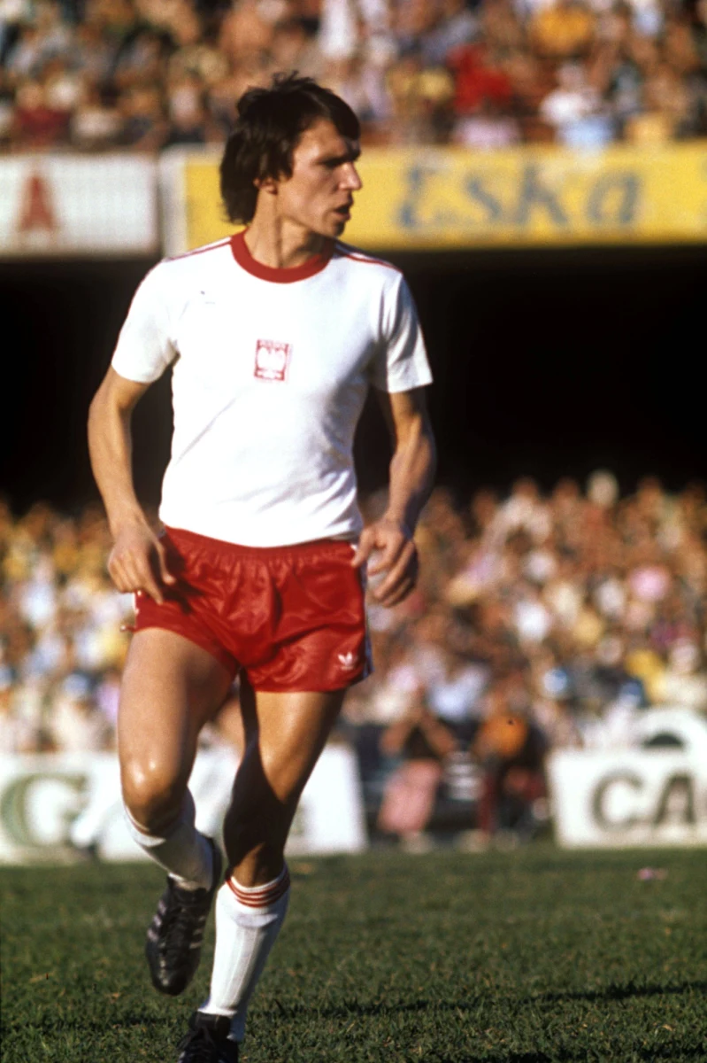 Był podstawowym zawodnikiem reprezentacji w najlepszych latach polskiego futbolu. Podawał tak, że inni wielcy strzelali piękne gole. Henryk Kasperczak – bez wątpienia jeden z najwybitniejszych piłkarzy w dziejach naszej piłki, ale też trener, który spośród „Orłów Górskiego” osiągnął najwięcej. Kandydat na Orła wszech czasów w plebiscycie eurosport.interia.pl i RMF FM.