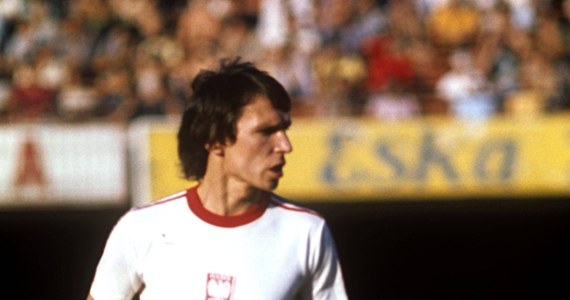 Był podstawowym zawodnikiem reprezentacji w najlepszych latach polskiego futbolu. Podawał tak, że inni wielcy strzelali piękne gole. Henryk Kasperczak – bez wątpienia jeden z najwybitniejszych piłkarzy w dziejach naszej piłki, ale też trener, który spośród „Orłów Górskiego” osiągnął najwięcej. Kandydat na Orła wszech czasów w plebiscycie eurosport.interia.pl i RMF FM.