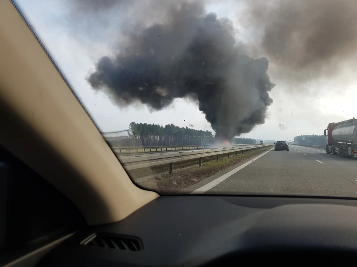 Pożar na autostradzie A2 między węzłami Nowy Tomyśl i Jordanowo. Na nitce w kierunku Świecka zapaliła się amerykańska cysterna wojskowa. 