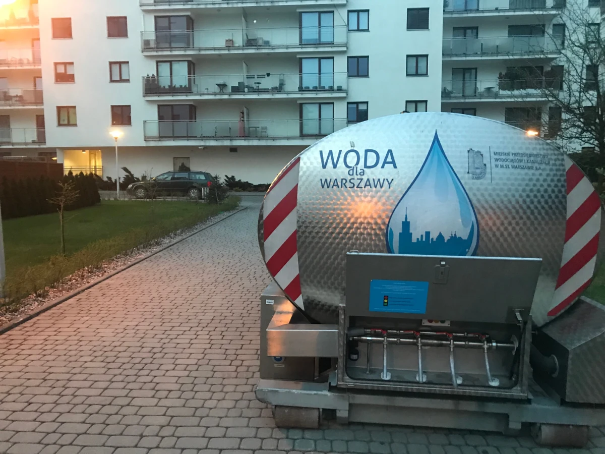 Bez wody nawet przez 48 godzin będą mieszkańcy warszawskiej dzielnicy Ursus i kilku okolicznych miejscowości. Kilkanaście tysięcy osób będzie miało w domach suche krany, bo właśnie rozpoczyna się modernizacja magistrali wodociągowej w Alejach Jerozolimskich w Warszawie.