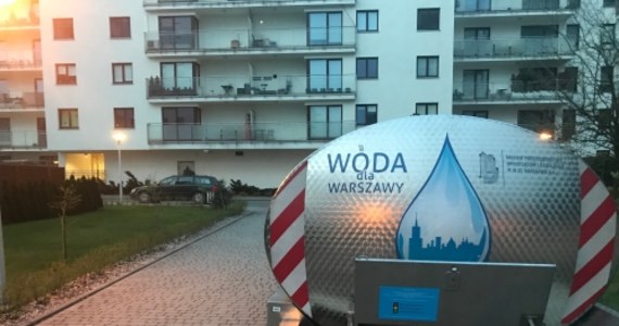Bez wody nawet przez 48 godzin będą mieszkańcy warszawskiej dzielnicy Ursus i kilku okolicznych miejscowości. Kilkanaście tysięcy osób będzie miało w domach suche krany, bo właśnie rozpoczyna się modernizacja magistrali wodociągowej w Alejach Jerozolimskich w Warszawie.