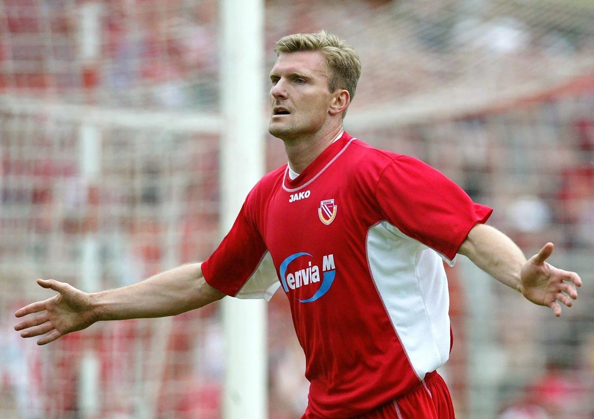 Wszedł do dorosłej piłki z przytupem - jako 19-latek był już królem strzelców ekstraklasy i mistrzem Polski. Został najlepszym snajperem turnieju olimpijskiego w Barcelonie, zagrał w finale na Camp Nou przy blisko stutysięcznej publiczności. Może żałować, że szczyt jego piłkarskiej kariery przypadł na lata 90., gdy polska reprezentacja nie potrafiła się zakwalifikować do żadnego wielkiego turnieju. Andrzej Juskowiak to jeden z nominowanych w plebiscycie eurosport.interia.pl i RMF FM na najlepszego polskiego piłkarza w historii.