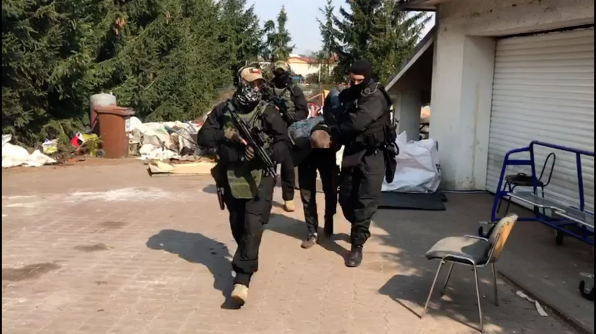 Dwóch mężczyzn podejrzanych o uwięzienie i zmuszanie do niewolniczej pracy 55-latka w Dolnej Grupie niedaleko Grudziądza trafiło do aresztu. Podejrzani, którzy usłyszeli m.in. zarzuty handlu ludźmi, spędzą w areszcie minimum trzy miesiące. 