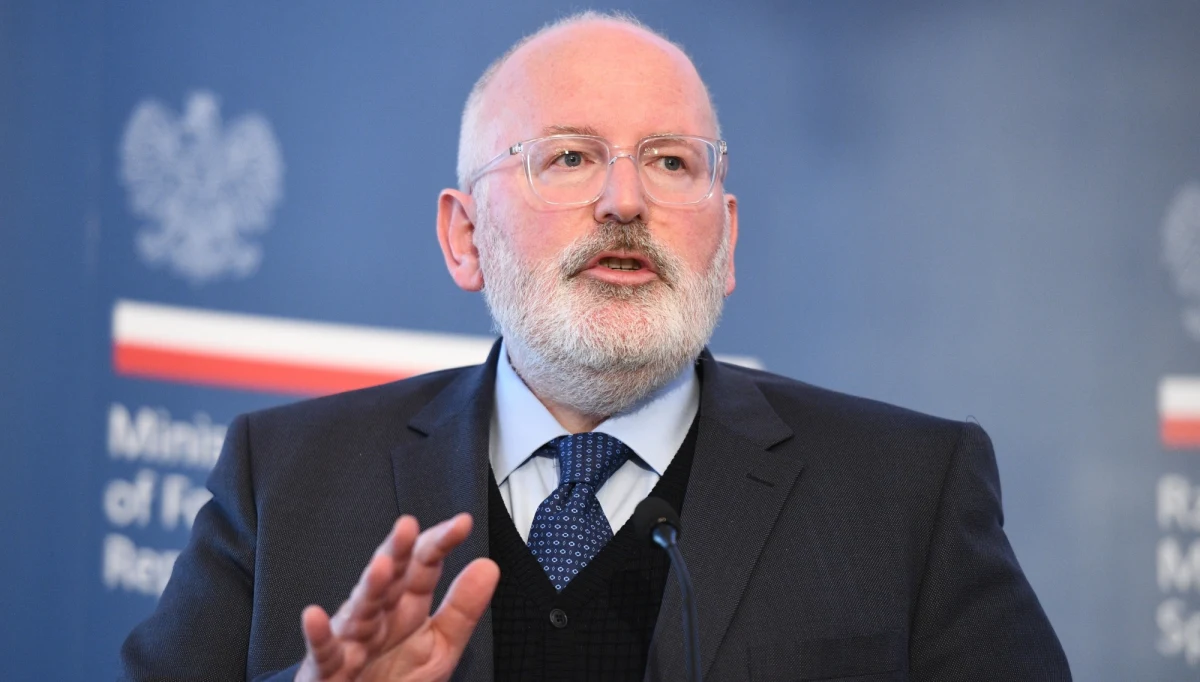 Rekomendacje KE pokazują, co musi być zrobione w Polsce, aby nie było dłużej systemowego zagrożenia dla praworządności w tym kraju - oświadczył w środę w Brukseli wiceszef KE Frans Timmermans. Wyraził nadzieję na znaczący krok do przodu w najbliższym czasie.