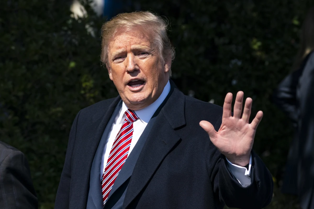 Rosja powinna przygotować się na wystrzelenie przez USA pocisków w kierunku Syrii - ogłosił na Twitterze prezydent Donald Trump. Zaznaczył, że władze w Moskwie nie powinny współpracować z reżimem, który zabija swoich ludzi przy pomocy broni chemicznej. Syryjskie Obserwatorium Praw Człowieka podało natomiast, że w obawie przed amerykańskimi nalotami siły prorządowe w Syrii ewakuują główne lotniska i bazy lotnicze. Według francuskiego dziennika "Le Figaro", ewakuowany sprzęt Syryjczycy przenoszą do rosyjskich baz.