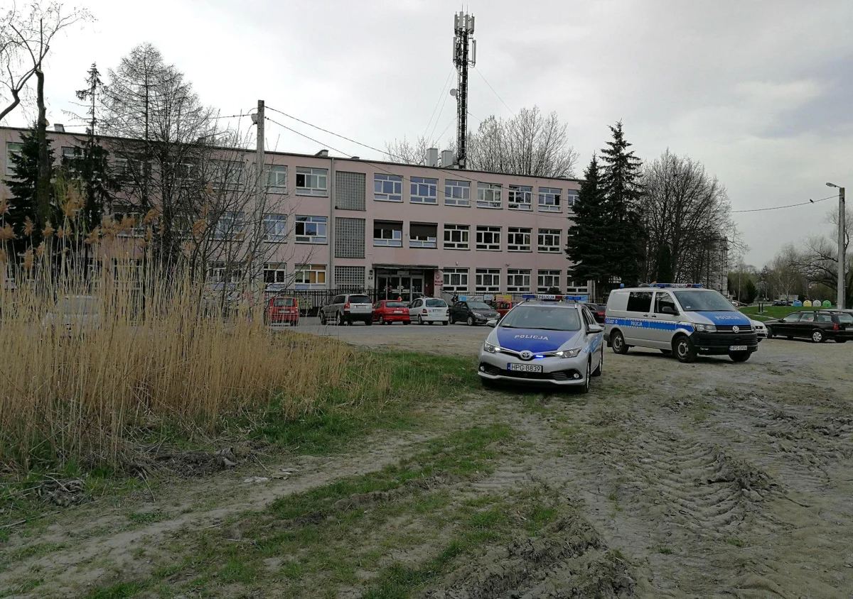 "Pracownicy wycinający krzewy niedaleko budynku szkoły podstawowej nr 40 przy ulicy Pszczelnej w Krakowie znaleźli coś co może przypominać granatu" - przyznaje w rozmowie z dziennikarzem RMF MAXXX Sebastian Gleń rzecznik prasowy małopolskiej policji. Z informacją o niewybuchu zadzwonili do nas zaniepokojeni mieszkańcy Ruczaju. Po kilku godzinach akcji saperzy wywieźli granat.