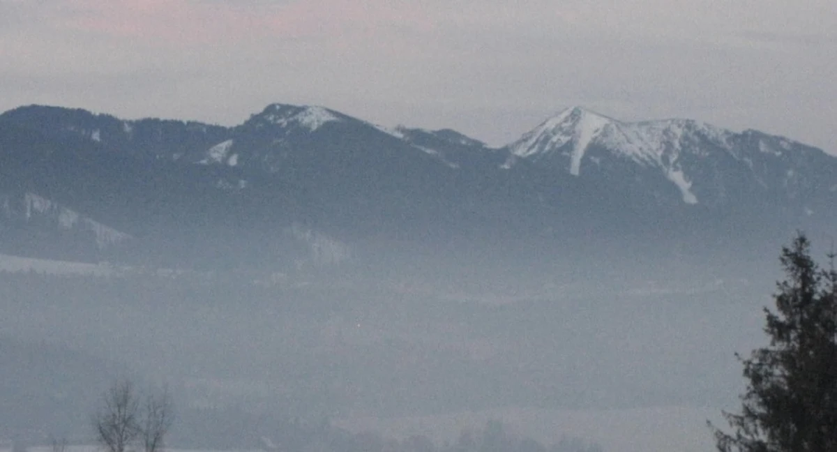 Interwencja TOPR-u na Krzesanicy w masywie Czerwonych Wierchów. Tam trzy turystki utknęły w... głębokim śniegu. 