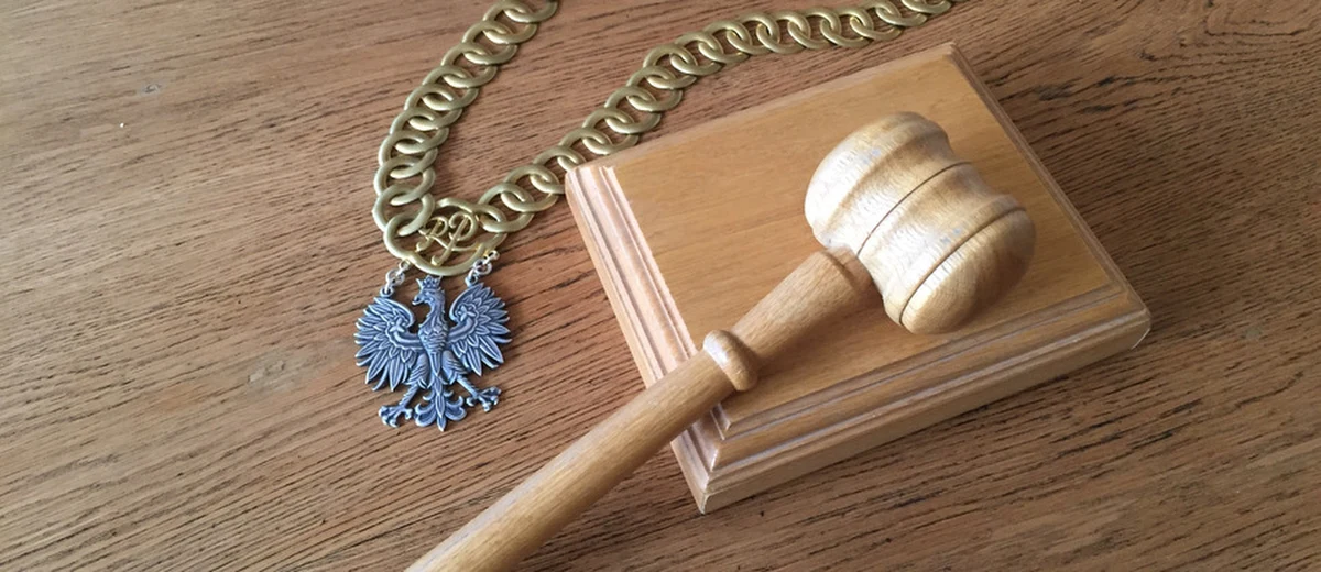 Sejmowa komisja sprawiedliwości i praw człowieka poparła poprawkę, zgodnie z którą pierwsze posiedzenie Krajowej Rady Sądownictwa - po zwolnieniu stanowiska przewodniczącego Rady - może zwołać najstarszy wiekiem członek Rady będący sędzią lub sędzią w stanie spoczynku. Ponadto sejmowa komisja przyjęła poprawki, których efektem jest "wyłączenie Prezydenta RP z całej procedury" wyrażania zgody na dalsze sprawowanie urzędu przez sędziego po osiągnięciu przez niego wieku, w którym przechodzi w stan spoczynku i przekazanie tej kompetencji KRS.