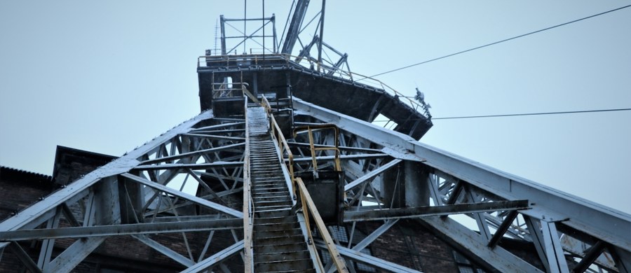 Pracownik należącej do Polskiej Grupy Górniczej kopalni ROW zginął przysypany skałami stropowymi – podały w czwartek służby kryzysowe wojewody śląskiego. To piąty w tym roku śmiertelny wypadek w polskim górnictwie, a czwarty w górnictwie węgla kamiennego.