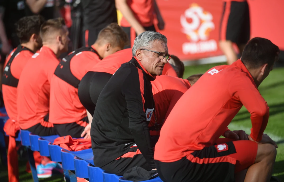 ​Reprezentacja Polski spadła z szóstego na 10. miejsce w rankingu Międzynarodowej Federacji Piłki Nożnej FIFA. Wciąż prowadzą mistrzowie świata Niemcy, który uplasowali się przed Brazylijczykami. Na trzecią pozycję awansowali Belgowie. Mistrzowie Europy - Portugalczycy - spadli z trzeciej na czwartą lokatę.