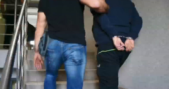 ​50-latek, który w Chorzowie napastował seksualnie 12-letnią dziewczynkę, jest już w rękach policji. Sam zgłosił się do prokuratury.