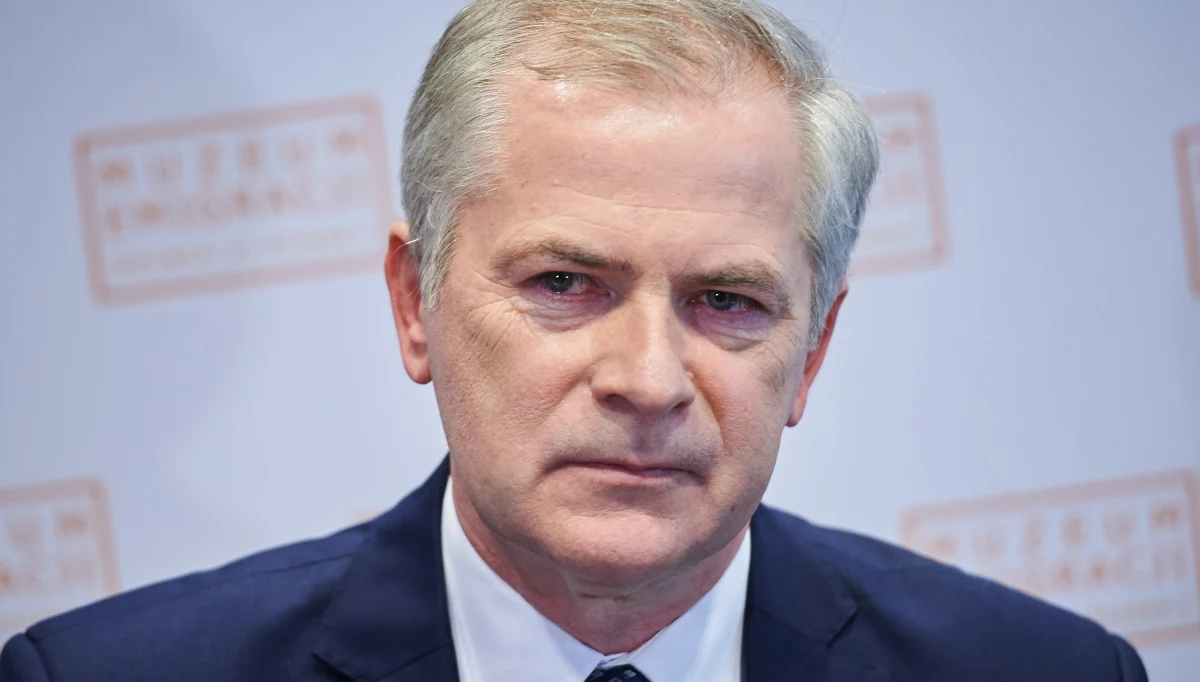 „Odbywa się spektakl polityczny, polegający na wzywaniu bardzo wielu osób do prokuratury i wszczynaniu nowych postępowań, które mają odwrócić uwagę od tego, co się dzieje w obozie władzy” – mówił w Popołudniowej rozmowie w RMF FM senator PO Sławomir Rybicki, pytany o działania prokuratury wobec Stanisława Gawłowskiego i Sławomira Neumanna. „Prokuratura staje się narzędziem walki politycznej w rękach Prawa i Sprawiedliwości. W normalnej demokracji, jeżeli prokuratura uderzałaby w szefa klubu największej partii opozycyjnej i sekretarza generalnego największej partii opozycyjnej, to byłoby to przedmiotem szerokiego zainteresowania, bo to jest niebywałe” – mówił. „Mamy do czynienia z postępowaniem prokuratury, które nosi cechy politycznego umotywowania przez mocodawcę” – zaznaczył senator. Podkreślił także, że gdyby prokuratura chciała, to mogłaby przedstawić Gawłowskiemu zarzuty już 3 miesiące temu. „A nie czyni tego, czekając na zgodę Sejmu na zatrzymanie i aresztowanie” – mówił gość RMF FM. 