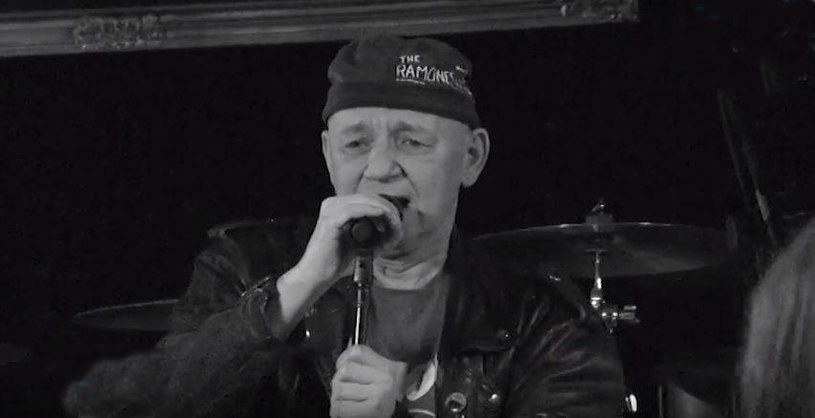 Tomasz Wojnar, znany też jako Siwy, lider punkowej grupy Defekt Muzgó, zmarł w czwartek (12 kwietnia) w szpitalu. Wokalista miał 53 lata. 