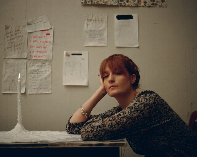 "To piosenka, która spadła mi prosto z nieba" - mówi wokalistka Florence and the Machine o swoim nowym utworze "Sky Full Of Song". 
