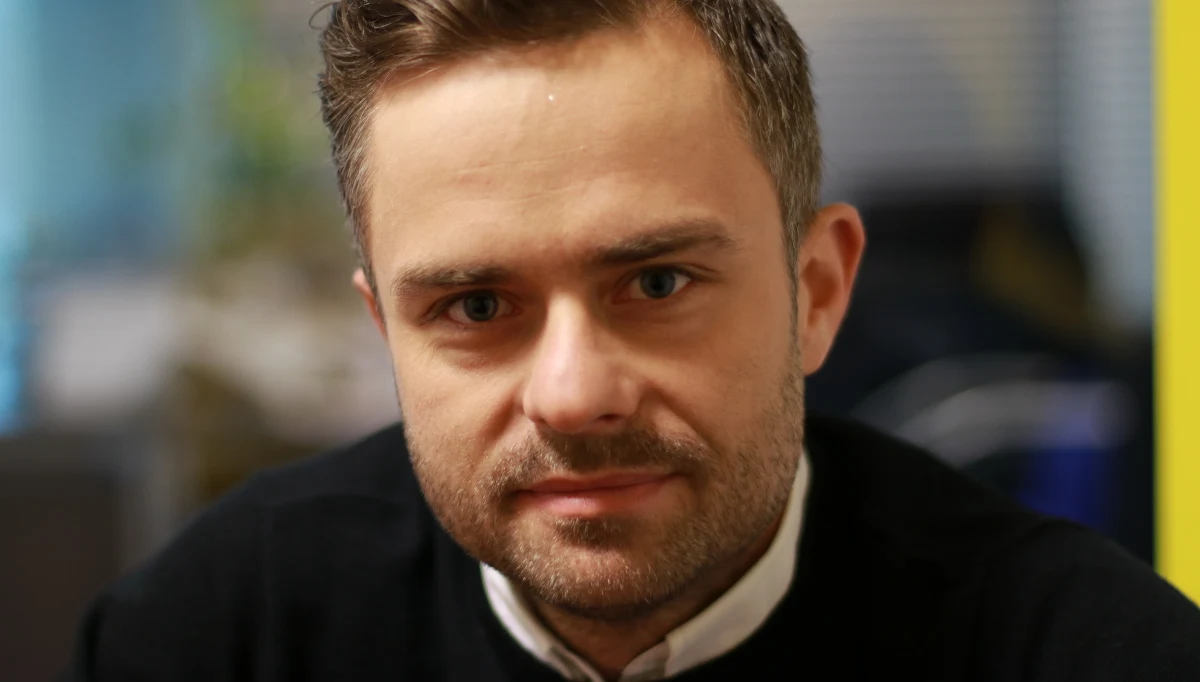 "To jest moment, w którym lider 'dobrej zmiany' musi dużo zmienić, żeby się nic nie zmieniło. Jeśli się nie zmieni czegoś istotnego (…), jakiegoś mechanizmu, który gdzieś zawiódł, to wjedzie się w kampanię wyborczą i wakacje z poczuciem, że jest pewnego rodzaju zadyszka, a to jest już zły znak. Remis w sejmikach samorządowych to byłoby już poważne ostrzeżenie” – powiedział Adam Hofman w Porannej rozmowie w RMF FM, komentując pogarszające się sondaże dla PiS. „Mateusz Morawiecki został premierem i się w 24 godziny zestarzał, on stał się nie stary, lecz zgrany. Premier ciągle zajmuje się czymś innym, i próbuje być kimś innym” – tak z kolei były polityk PiS ocenił premierostwo Mateusza Morawieckiego. Adam Hofman skomentował także kandydaturę Kazimierza Michała Ujazdowskiego na prezydenta Wrocławia: "To Magdalena Ogórek Grzegorza Schetyny, każdy ma taką Magdalenę Ogórek, jaką sobie wymyślił. Ten pomysł jest śmiały, ale się dla Platformy źle skończy”. „Pojedynek na konwencje trudno będzie uznać dla PiS-u za wygrany. Opozycja idzie na zderzenie, bo czuje krew” – stwierdził Hofman, zapytany o konwencje, które maja odbyć się w ten weekend. 