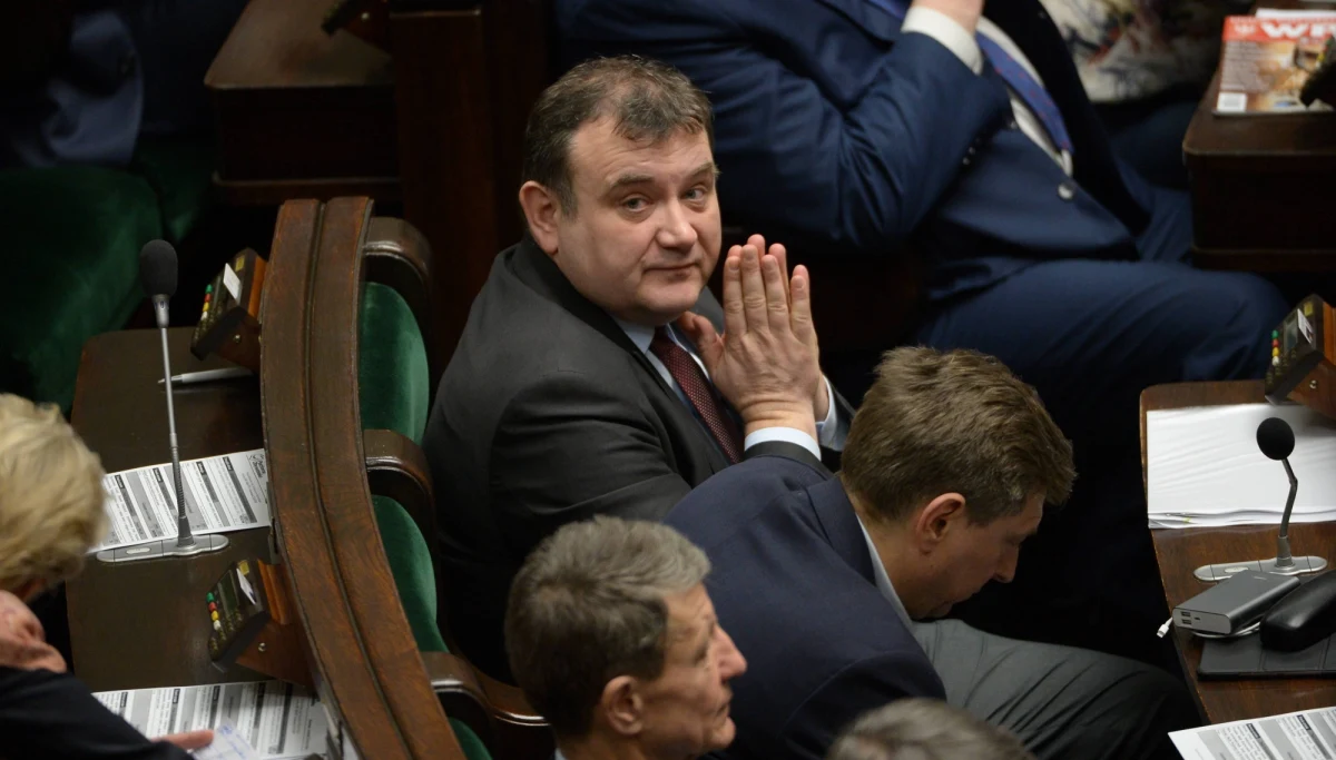 Sejm wyraził zgodę w czwartkowym głosowaniu na zatrzymanie i tymczasowe aresztowanie sekretarza generalnego i posła PO Stanisława Gawłowskiego. Z wnioskiem wystąpiła Prokuratura Krajowa. Za zatrzymaniem i tymczasowym aresztowaniem posła głosowało 261 posłów, przeciw było 171; jeden poseł wstrzymał się od głosu. Według mecenasa Romana Giertycha, który jest pełnomocnikiem polityka, decyzja Sejmu jest czysto polityczna. 
