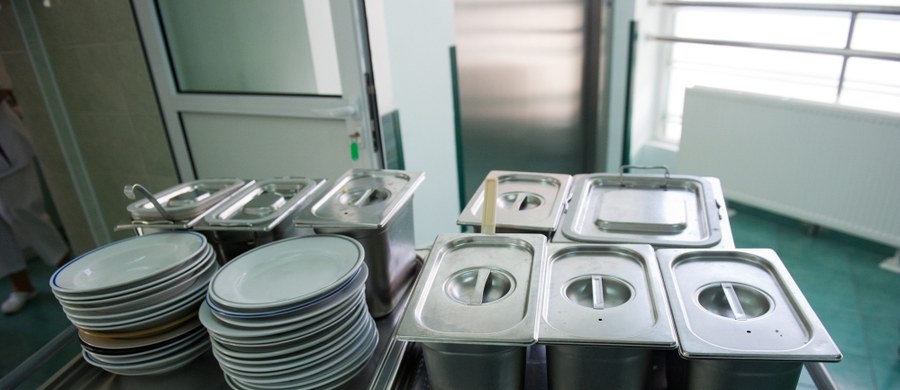 Najwyższa Izba Kontroli sprawdziła, czym karmią szpitalne stołówki i firmy cateringowe dostarczające jedzenie do lecznic. I alarmuje: Szpitalne posiłki mogą szkodzić!