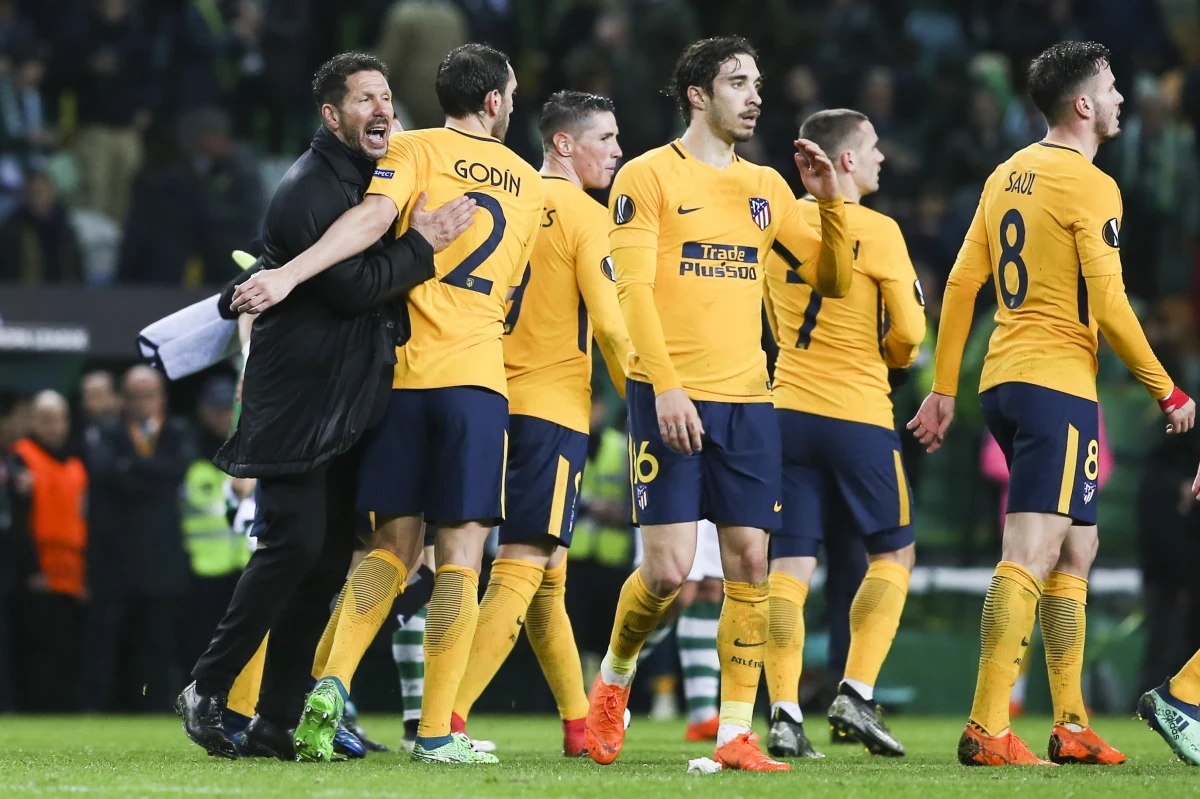 Piłkarze Atletico Madryt i Arsenalu Londyn, uważani za głównych kandydatów do końcowego triumfu w Lidze Europejskiej, nie wygrali w czwartkowych meczach rewanżowych, ale awansowali do półfinałów. W rywalizacji z Salzburgiem odpadło natomiast Lazio Rzym.