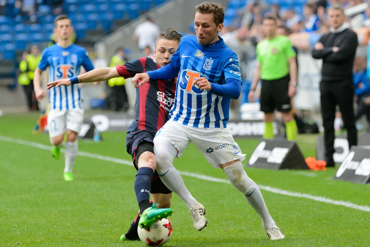 Dziś początek rundy finałowej w piłkarskiej Ekstraklasie. Po raz pierwszy od kilku lat Lech Poznań nie goni swoich rywali, ale będzie starał się im uciec. Pierwsze poważne starcie lidera rozgrywek dziś o godz. 20:30 na Inea Stadionie. Lech podejmie u siebie Koronę Kielce. O nastrojach przed tym spotkaniem i powrocie na szczyt tabeli rozmawiamy z pomocnikiem Kolejorza Radosławem Majewskim.