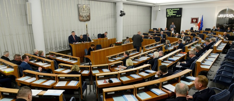 Senackie komisje zarekomendowały przyjęcie bez poprawek dwóch nowelizacji - ws. publikacji trzech "rozstrzygnięć" TK z 2016 r. oraz nowej ustawy o SN. Przed godz. 12. rozpoczęto dyskusję nad trzecią z nowel ws. sądów powszechnych, SN i KRS. Wcześniej poważne wątpliwości zgłosiło ​Biuro Legislacyjne Senatu. Ustawy autorstwa PiS zostały wczoraj wieczorem uchwalone przez Sejm. 