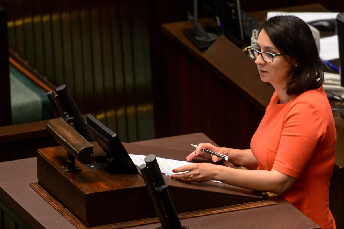 Kamila Gasiuk-Pihowicz (Nowoczesna) została w piątek ukarana przez Prezydium Sejmu - poinformował wicemarszałek Sejmu Ryszard Terlecki. Kara polega na jednorazowym obcięciu jej uposażenia o 25 proc., a  dotyczy naruszenia przez nią powagi Sejmu podczas czwartkowych głosowań.
