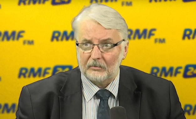 W internetowej części Popołudniowej rozmowy w RMF FM Marcin Zaborski pytał Witolda Waszczykowskiego, dlaczego nie złożył w imieniu Polski wniosku do Międzynarodowego Trybunału Sprawiedliwości w Hadze ws. śledztwa smoleńskiego.  „Nie było decyzji politycznej. To są decyzje, które wykraczają poza MSZ. Takich decyzji nie podejmuje MSZ. W związku z tym nie miałem mandatu politycznego, żeby taką decyzję podjąć. Takie decyzje są konsultowane z szeregiem instytucji rządowych, jak również władzami politycznymi” – mówił były szef Ministerstwa Spraw Zagranicznych. Kto nie chciał się zgodzić na taką skargę? „Jak kiedyś w pamiętnikach będę miał okazję opisać, to być może, jak to obejmie już odpowiedni czas, to będę mógł rąbka tajemnicy uchylić” – uznał. „Kiedy byłem w MSZ, taka skarga była przygotowana” – dodał Waszczykowski. 
Marcin Zaborski pytał swojego gościa również o raport podkomisji smoleńskiej Antoniego Macierewicza. „Zapoznałem się z nim” – stwierdził polityk PiS. „Biorę go pod uwagę. To nie jest końcowy raport, dlatego nie można przyjąć go za pewnik” – uznał. „Uważam, że to jest sugestywny raport, który trzeba brać pod uwagę” – dodał gość RMF FM.