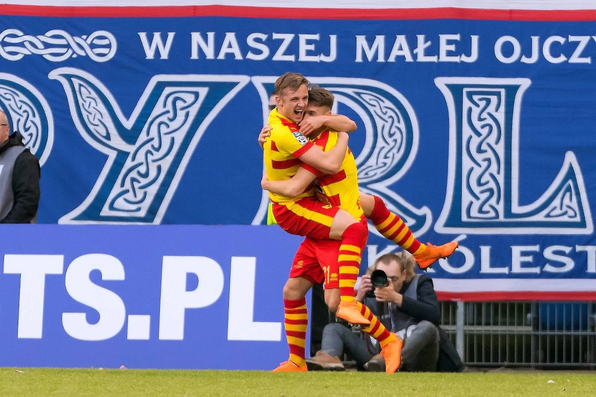 "Podnieśliśmy sobie poprzeczkę drugim miejscem w zeszłym sezonie (…) Walka o mistrzostwo jest realnym celem" – mówi w RMF FM pomocnik Jagiellonii Białystok Rafał Grzyb. Drużyna z Białegostoku zajmuje drugie miejsce w tabeli i walkę w grupie mistrzowskiej rozpocznie od dzisiejszego meczu z Górnikiem Zabrze. O marzeniach, wyzwaniach i planach na przyszłość – z Rafałem Grzybem rozmawiał Paweł Pawłowski.