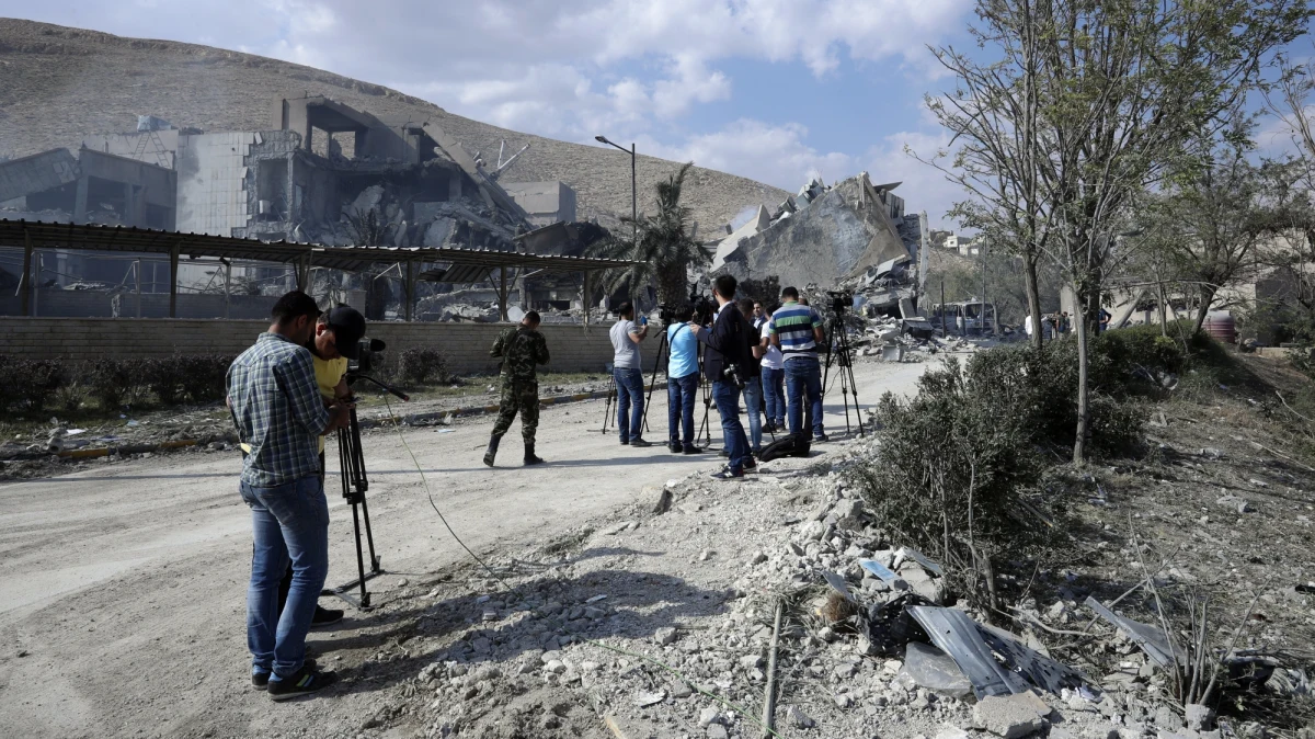 Wspieramy te działania, one były potrzebne. Uczciwe państwa nie mogą dopuścić do tego, by niewinni ludzie byli zabijani przy użyciu broni chemicznej - powiedział prezydent Andrzej Duda, odnosząc się do międzynarodowej operacji w Syrii. Przypomnijmy: w sobotę nad ranem połączone wojska amerykańskie, brytyjskie i francuskie przeprowadziły w Syrii serię nalotów: była to akcja odwetowa za atak z użyciem broni chemicznej 7 kwietnia w mieście Duma we Wschodniej Gucie, w którym zginęło ponad 60 ludzi. Siły zbrojne USA podały, że celem bombardowań były wojskowy ośrodek naukowo-badawczy w Damaszku, zajmujący się technologią broni chemicznej, i składy znajdujące się na zachód od miasta Hims.