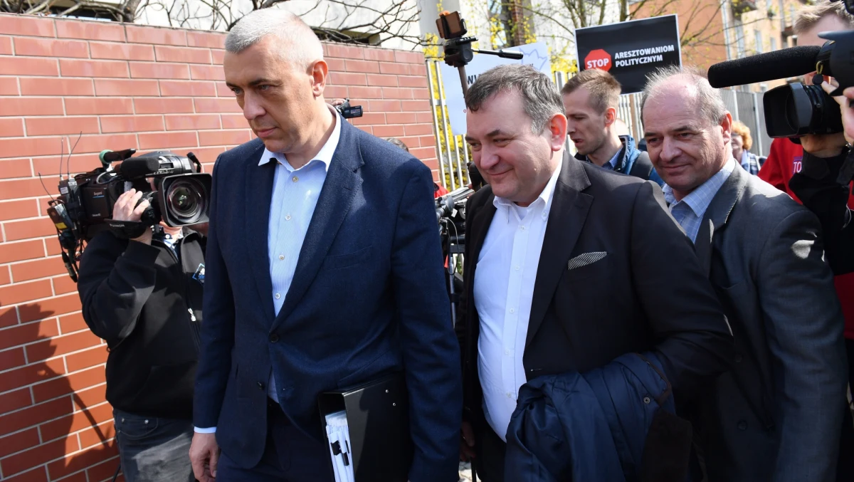 Zawiadomienie o nadużyciu uprawnień funkcjonariusza publicznego przez prokuratora, który postawił zarzuty posłowi Platformy Obywatelskiej Stanisławowi Gawłowskiemu, złożył do Prokuratora Generalnego przewodniczący klubu parlamentarnego PO Sławomir Neumann. Według Platformy, prok. Witold Grdeń prowadził działania i postawił Gawłowskiemu zarzuty mimo złożonego w Sejmie wniosku o reasumpcję głosowania ws. uchylenia posłowi immunitetu.