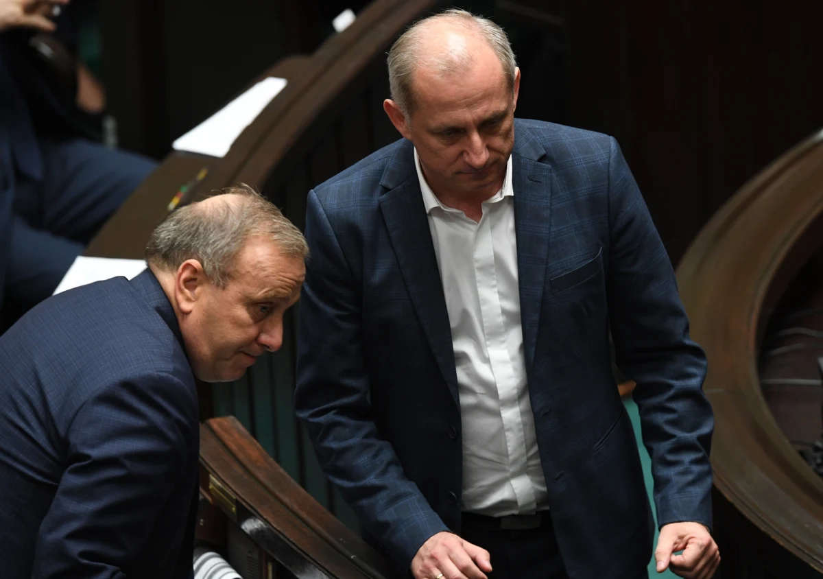 Niech politycy PiS najpierw oddadzą nagrody, dopiero potem możemy rozmawiać na temat programu - tak lider Platformy Obywatelskiej Grzegorz Schetyna odniósł się do propozycji programowych rządu, zaprezentowanych na sobotniej konwencji PiS i Zjednoczonej Prawicy. Szef klubu parlamentarnego PO Sławomir Neumann uznał je natomiast za "picowane propozycje, które mają przykryć pazerność i chciwość ministrów ich rządu".