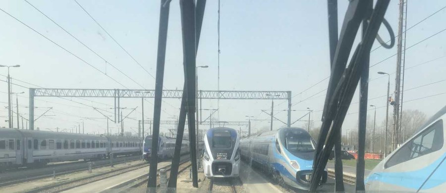 Dziesiątki wagonów i pociągów elektrycznych, które rozjeżdżają się w różne części Polski i Europy. W cyklu Twoje Niesamowite Miejsce w Faktach RMF FM odwiedziliśmy niedostępne dla postronnych zakamarki największej bazy szybkich pociągów w Polsce. Właśnie tam, na warszawskiej Olszynce Grochowskiej, działa jedna z największych bocznic kolejowych w Europie. Sprawdziliśmy również, co dzieje się w najszybszym pociągu jeżdżącym po polskich torach - czyli w rozwijającym prędkość ponad 200 kilometrów na godzinę Pendolino - gdy w środku nie ma ani jednego pasażera i wszystkie z ponad 400 foteli są wolne.