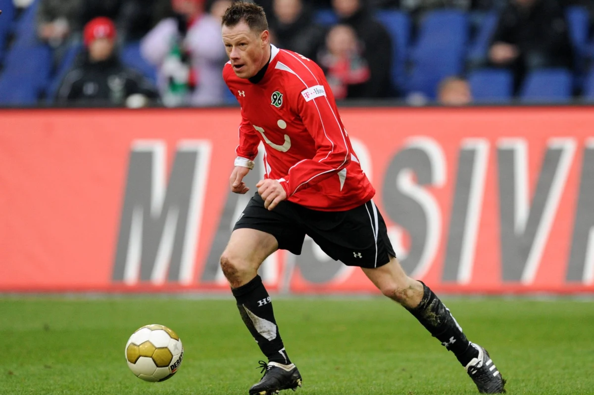 Trwa mecz Ligi Mistrzów, na boisku gwiazdy "galaktycznego" Realu Madryt: Ronaldo, Zidane, Beckham, Figo, Roberto Carlos, a kto strzela fantastycznego gola, asystuje przy drugim i ma udział przy trzecim? Jacek Krzynówek! Bojowy skrzydłowy Orłów jest kandydatem na polskiego piłkarza wszech czasów w plebiscycie eurosport.interia.pl i radia RMF FM.

