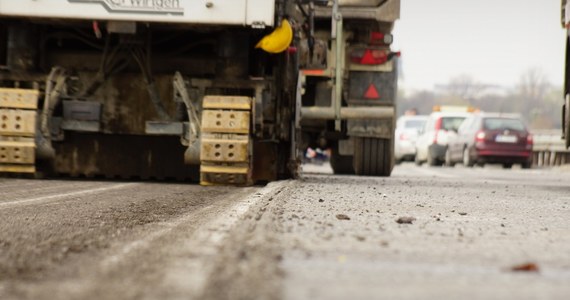 W związku z kolejnym etapem budowy kładki pieszo-rowerowej przez Wisłę w czwartek, 11 maja, na Wybrzeżu Szczecińskim pomiędzy ulicami Kłopotowskiego a Okrzei, w stronę Stadionu Narodowego dostępny będzie jeden pas ruchu – tylko do jazdy prosto.