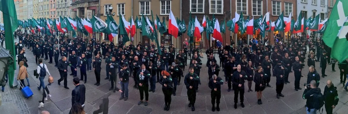 "Wczoraj Gdańsk i gdańszczanie zostali obrażeni. Obrażeni przez ludzi, którzy ideały wolności i solidarności postanowili wykorzystać w sposób wyjątkowo obrzydliwy” – napisał w specjalnym oświadczeniu prezydent Gdańska Paweł Adamowicz. Odniósł się w ten sposób do sobotnich wydarzeń zorganizowanych przez Obóz Narodowo-Radykalny w Gdańsku. Członkowie tej organizacji zgromadzili się w historycznej Sali BHP na terenie stoczni, a później przeszli przez miasto ze swoimi sztandarami. 