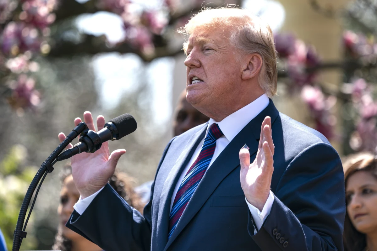 ​Prezydent USA Donald Trump rzuca wyzwanie przywódcy Rosji Władimirowi Putinowi - to jeden z niedzielnych komentarzy we włoskiej prasie po nalotach na cele w Syrii. Zauważa się, że klimat "zimnej wojny" między mocarstwami jest w tle operacji w Syrii. Publicysta dziennika "La Stampa" pisze, że atak sił USA i kilku innych krajów wymierzony w reżim syryjski miał dwa cele: stworzenie międzynarodowej koalicji przeciwko użyciu broni chemicznej przez prezydenta Syrii Baszara el-Asada i "zmuszenie Rosji Władimira Putina do defensywy na Bliskim Wschodzie".