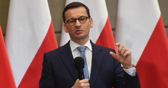 ​Staramy się znaleźć odpowiedzi na pułapki rozwojowe, w których znalazła się Polska poprzez wypracowanie nowego modelu gospodarczego; jednym z jego elementów jest polityka zrównoważonego rozwoju - powiedział w Krakowie premier Mateusz Morawiecki. Na spotkaniu z mieszkańcami szef rządu zwracał uwagę, że Polska - na skutek przyjętego na początku transformacji modelu gospodarczego - "weszła na ścieżkę rozwoju zależnego". Premier także zadeklarował: "Staramy się zapracować na zaufanie ludzi, obywateli, polskich rodzin. Staramy się reprezentować wszystkich, a szczególnie tych bardziej zapomnianych". 